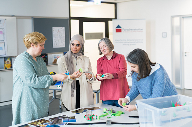 Grundschullehrkräfte in einem Workshop zu früher naturwissenschaftlicher Bildung